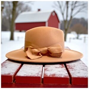 Betmar Women’s Beige Wool Wide-Brim Fedora. Diameter: 13.5” Like-New